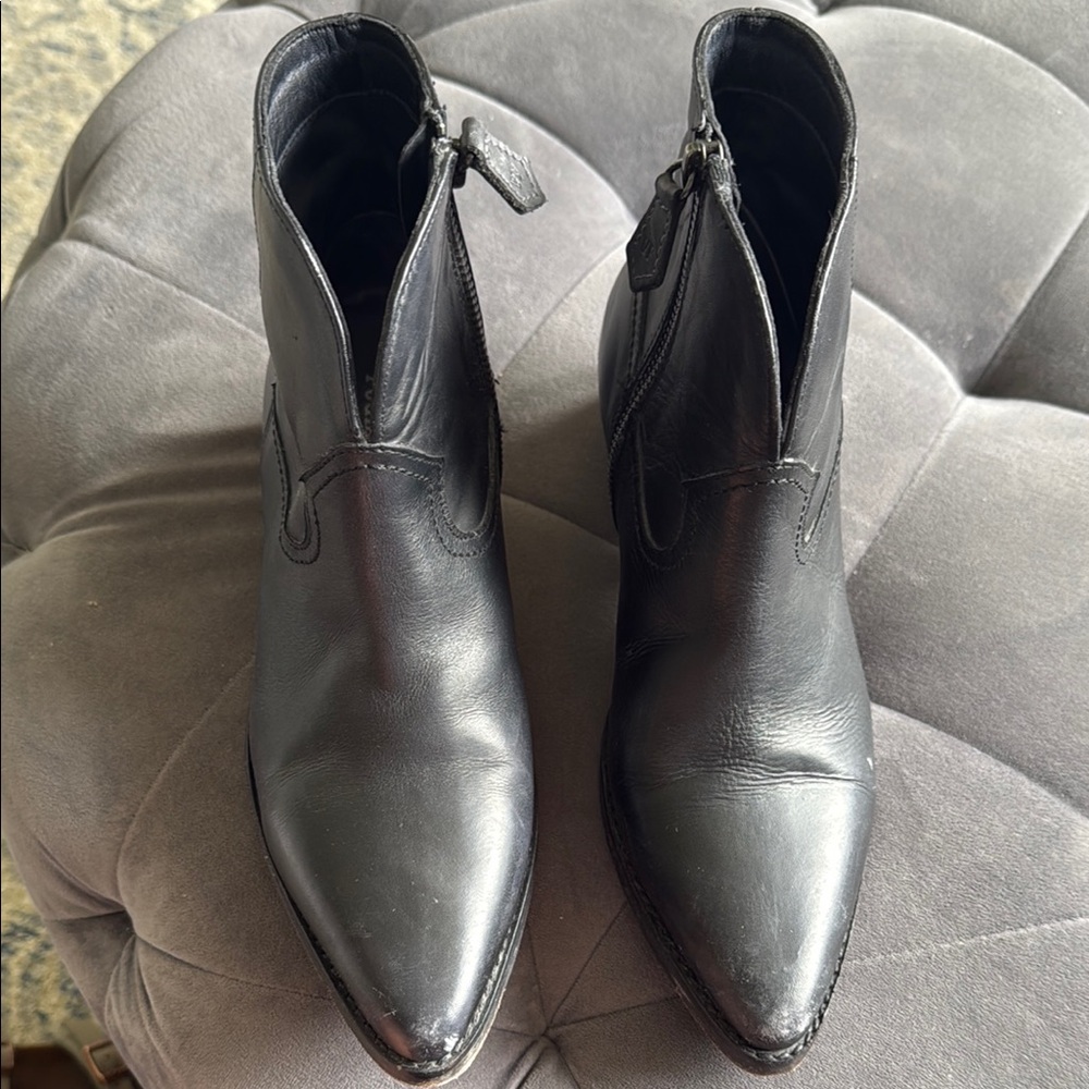 Black Leather Ankle Boots with Pointed Toe and Lace-Up Design